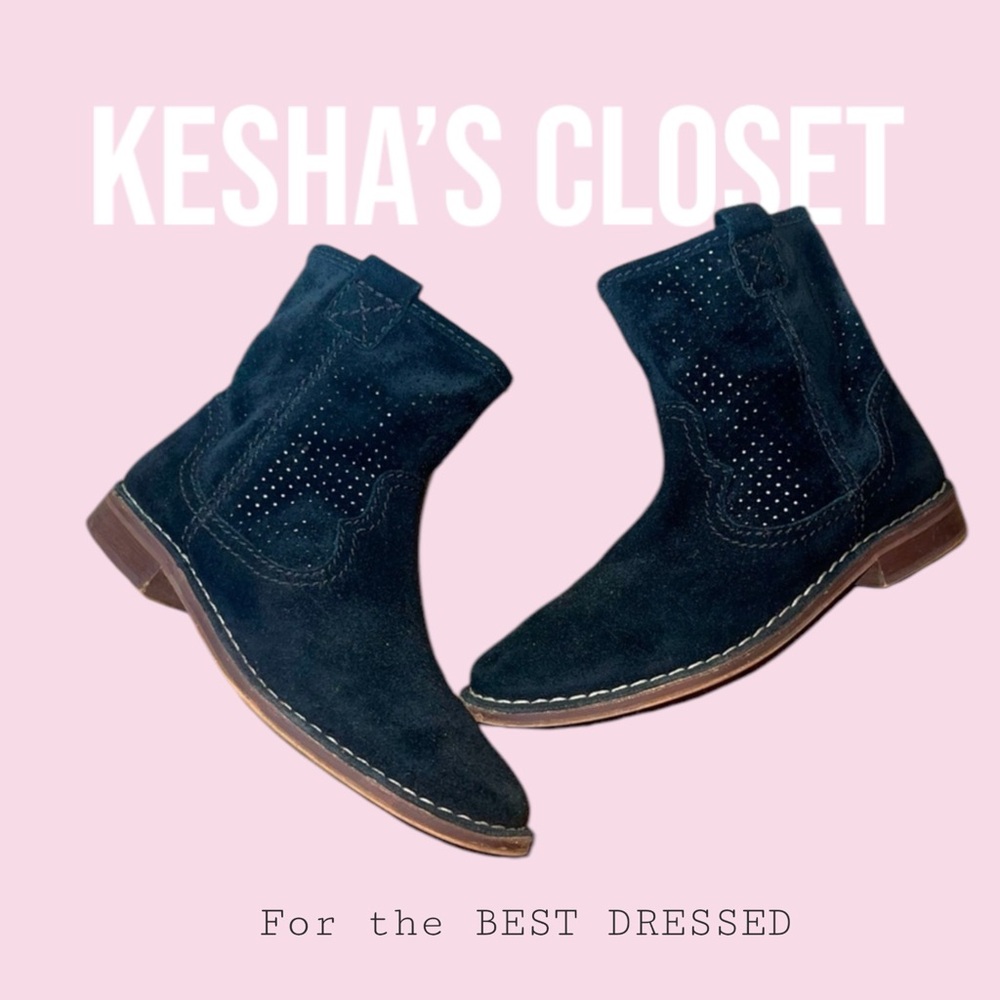 CLARK’S Women’s Flat Ankle Boots